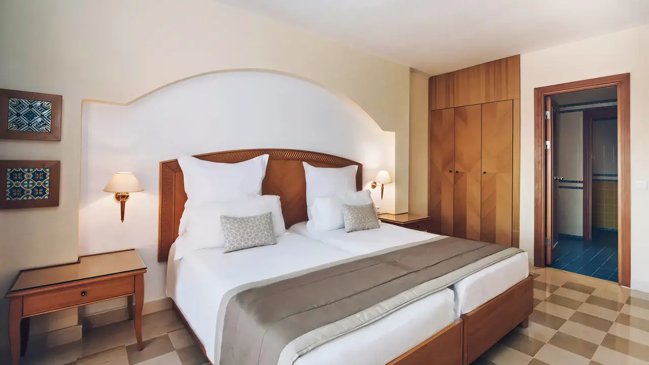 Sypialnia z dwoma łóżkami w Iberostar Selection Kantaoui Bay