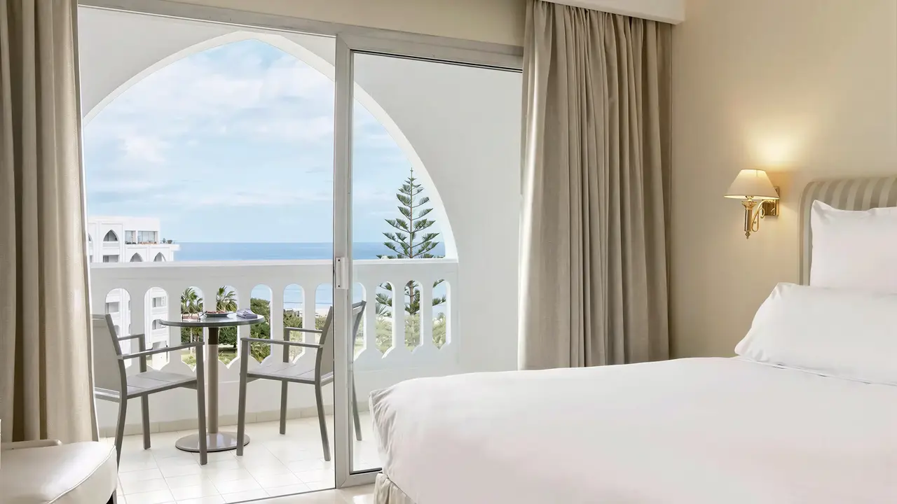 Sypialnia z balkonem w Iberostar Selection Kantaoui Bay
