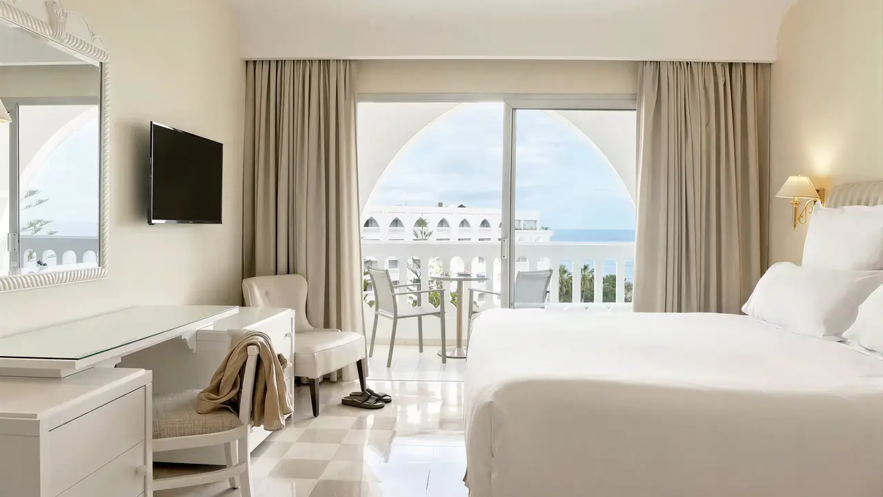 Jasny pokój z łóżkiem w Iberostar Selection Kantaoui Bay