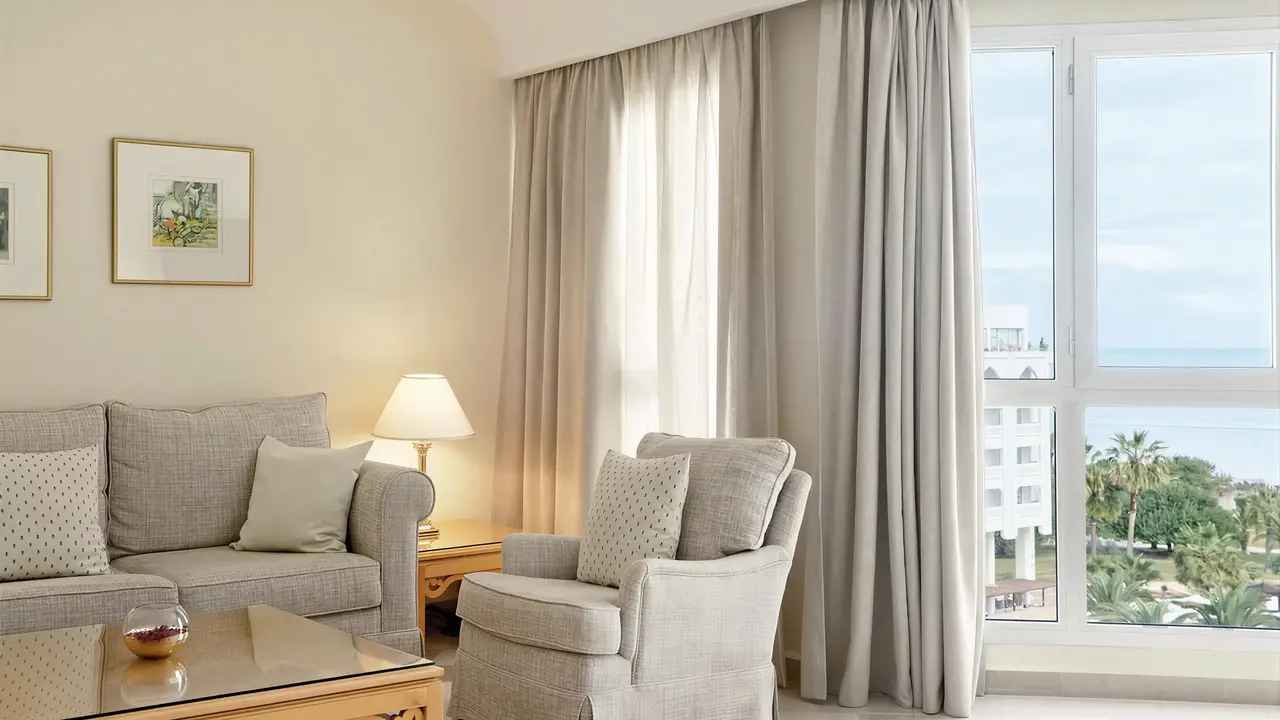 Przytulny salon w pokoju gościnnym Iberostar Selection Kantaoui Bay