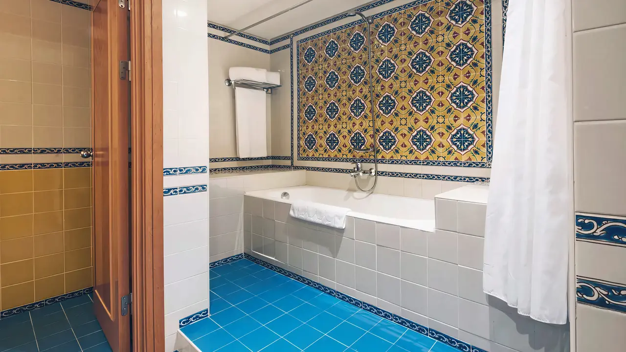 Łazienka w Iberostar Selection Kantaoui Bay z wanną i kafelkami