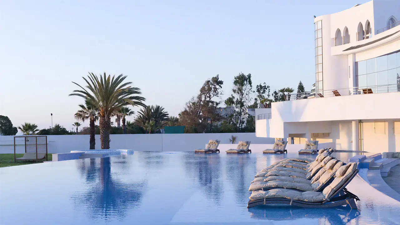 Basen z leżakami w Iberostar Selection Kantaoui Bay