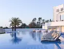 Basen z leżakami w Iberostar Selection Kantaoui Bay