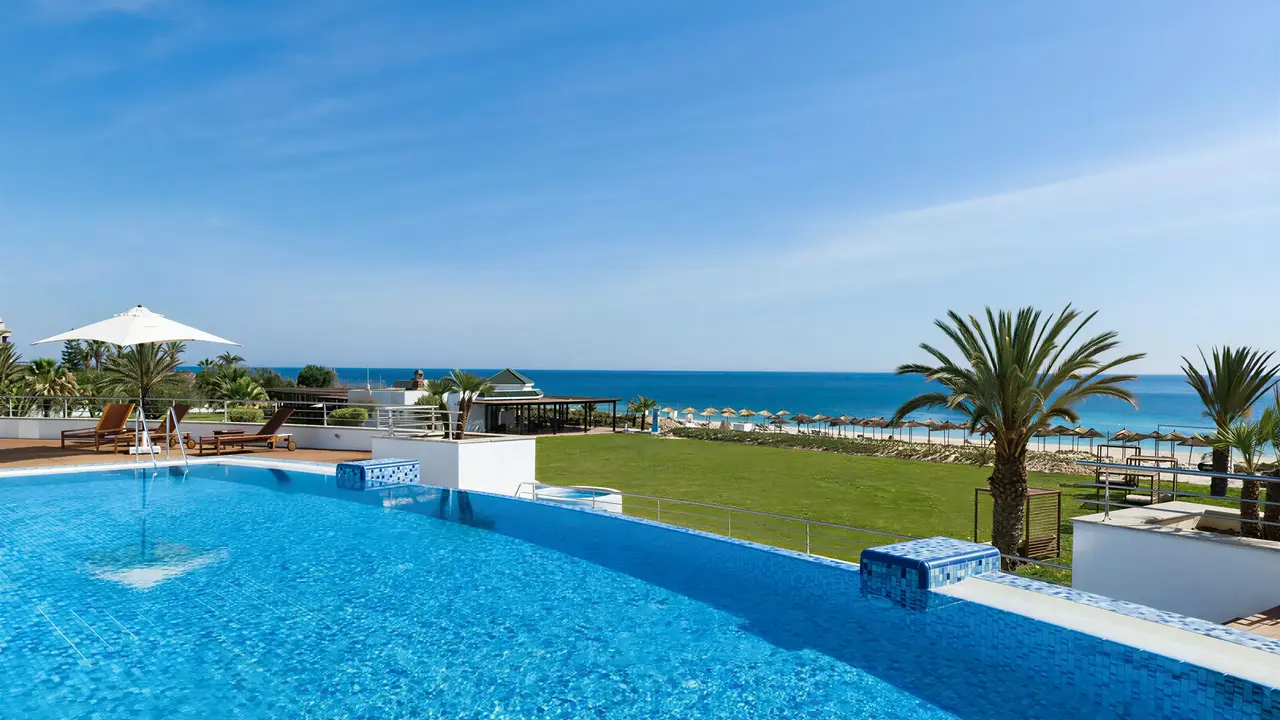 Basen w hotelu Iberostar Selection Kantaoui Bay z widokiem na morze