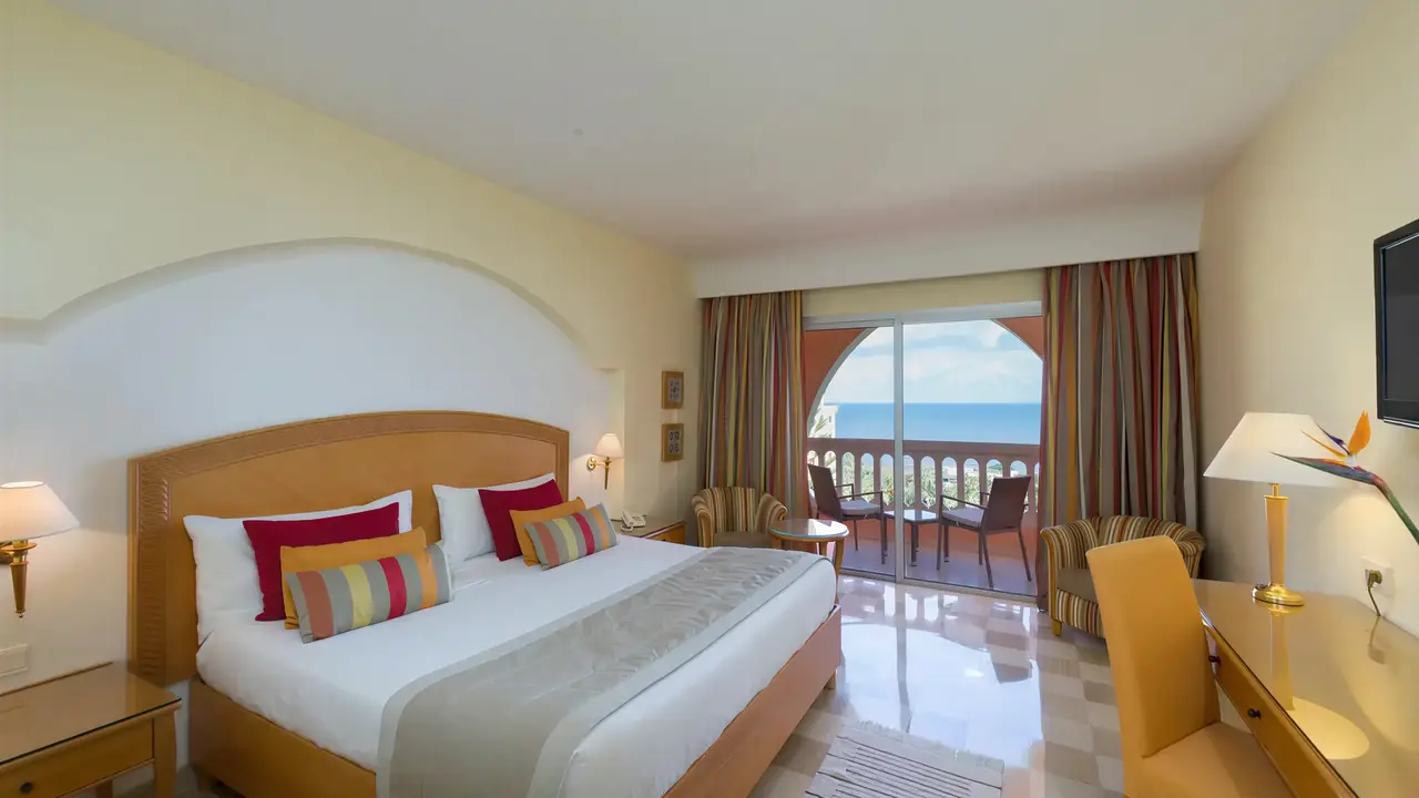 Sypialnia z widokiem na morze w Iberostar Selection Kantaoui Bay