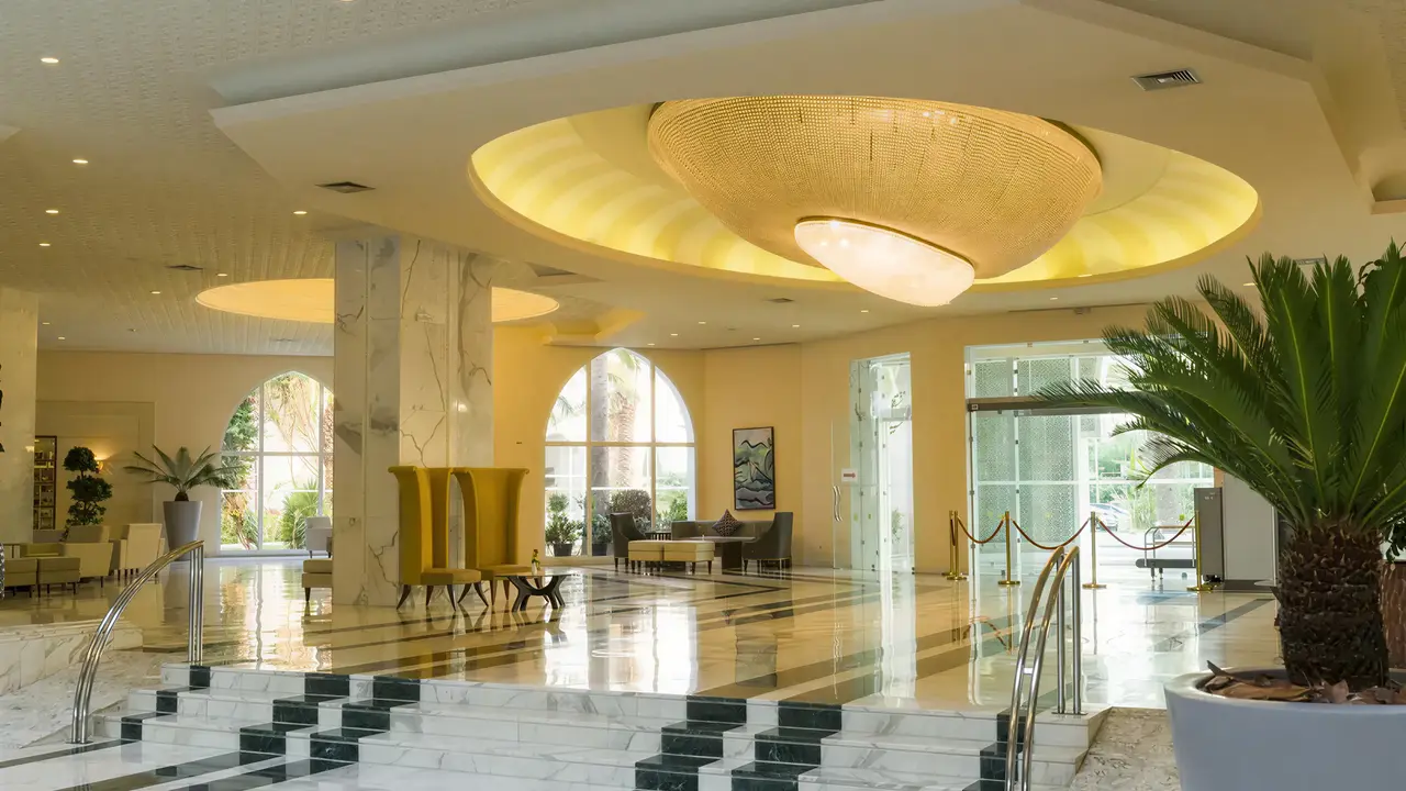 Eleganckie lobby w Iberostar Selection Kantaoui Bay z marmurową podłogą