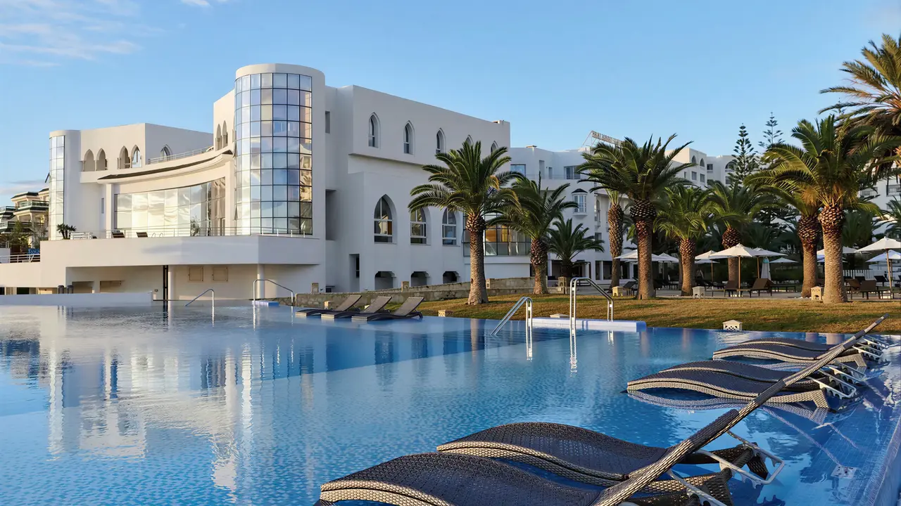 Basen z leżakami w Iberostar Selection Kantaoui Bay