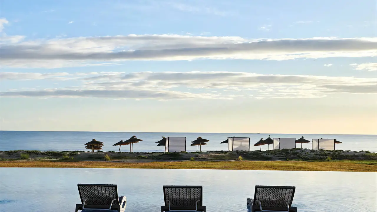 Basen z widokiem na morze w Iberostar Selection Kantaoui Bay