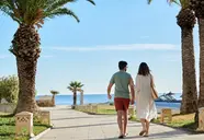 Para spaceruje alejką w Iberostar Selection Kantaoui Bay