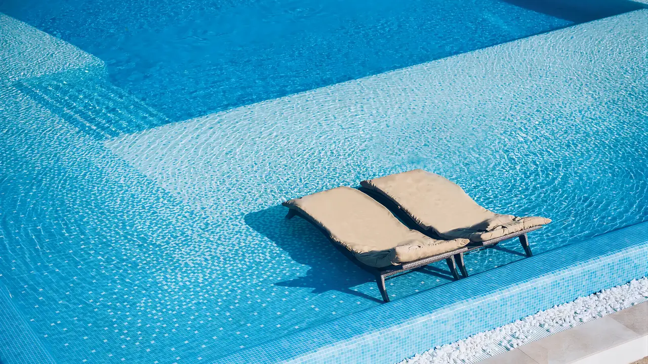 Basen z leżakami w Iberostar Selection Kantaoui Bay