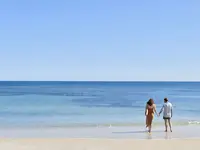Para na plaży w Iberostar Selection Kantaoui Bay