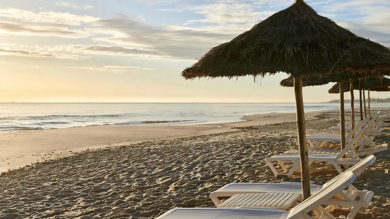 Leżaki i parasole na plaży w Iberostar Selection Kantaoui Bay