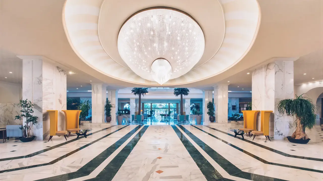 Luksusowe lobby w Iberostar Selection Kantaoui Bay z dużym żyrandolem