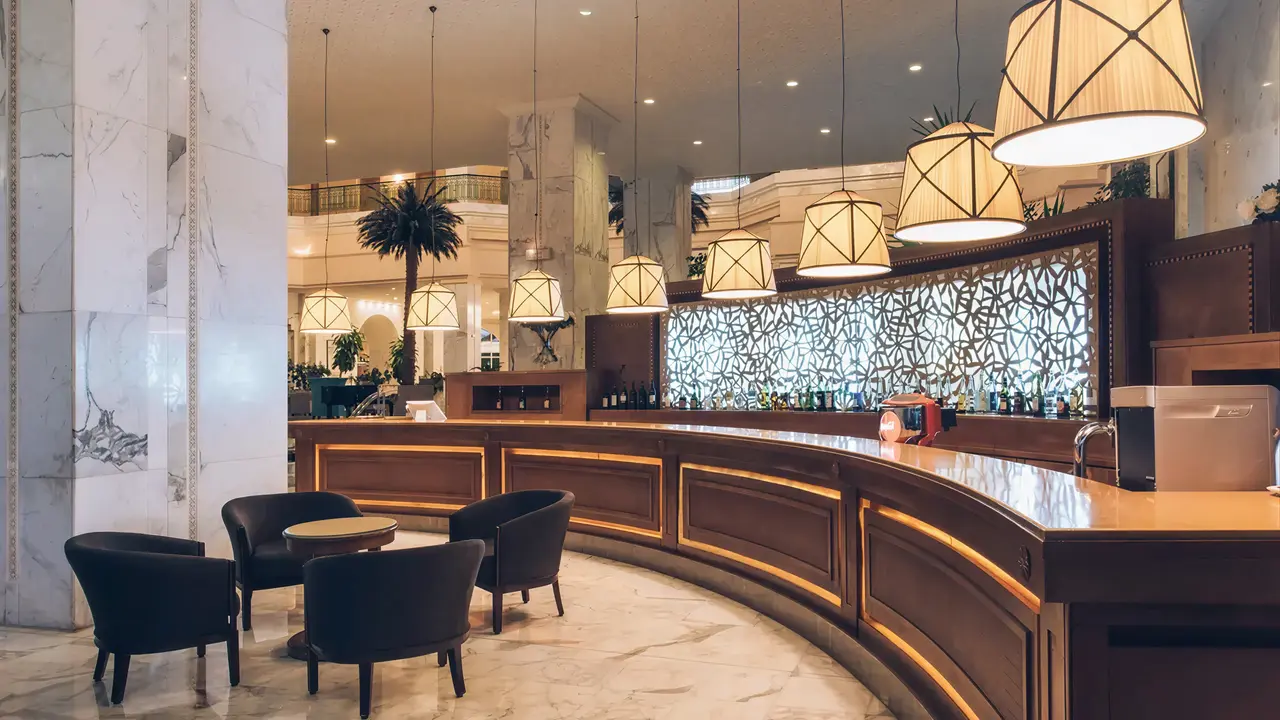 Elegancki bar z ladą w Iberostar Selection Kantaoui Bay