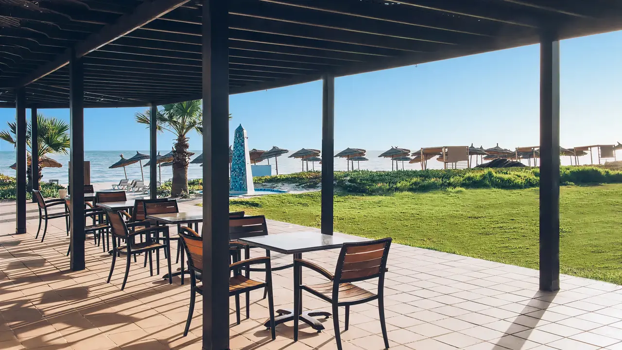Taras z widokiem na plażę w Iberostar Selection Kantaoui Bay