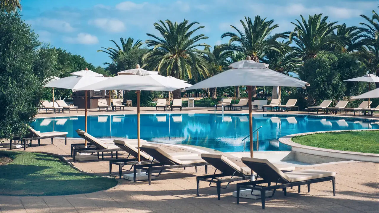 Basen z leżakami i parasolami w Iberostar Selection Kantaoui Bay
