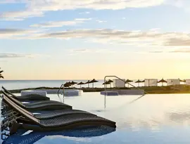 Leżaki w basenie w Iberostar Selection Kantaoui Bay