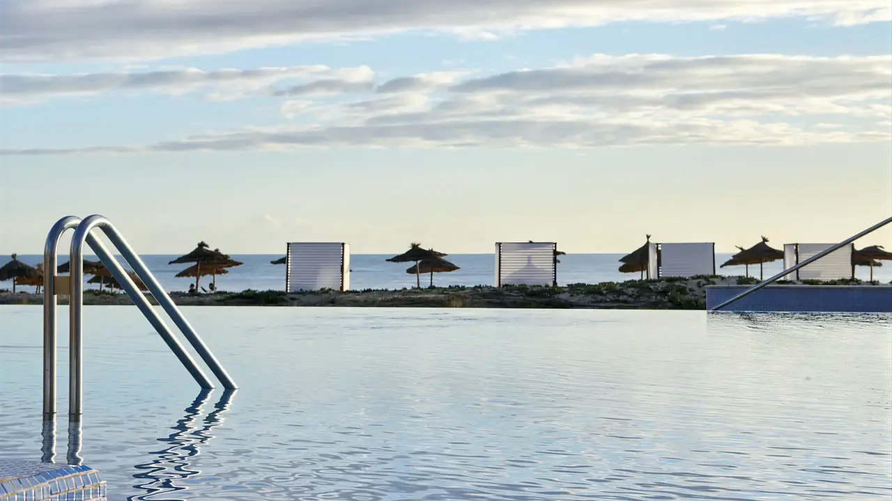 Basen z widokiem na morze w Iberostar Selection Kantaoui Bay