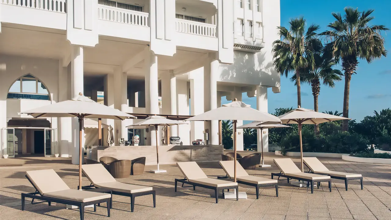 Elewacja i taras z leżakami w Iberostar Selection Kantaoui Bay