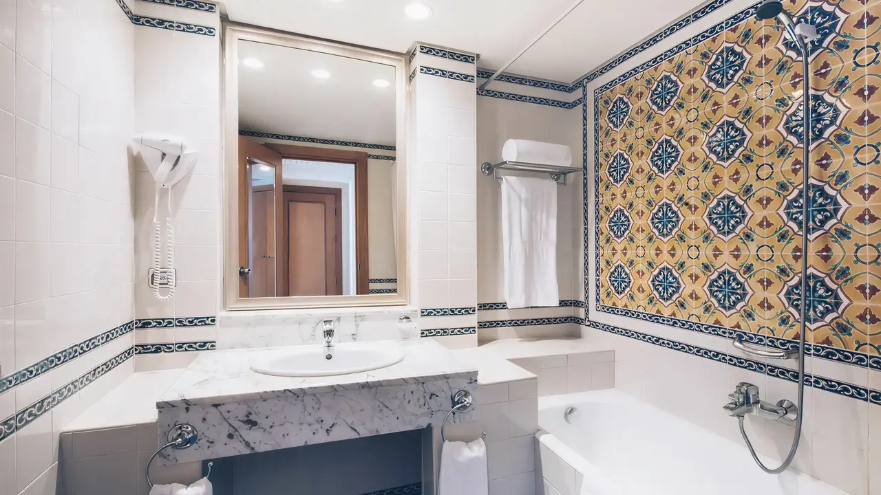Łazienka w hotelu Iberostar Selection Kantaoui Bay z wanną