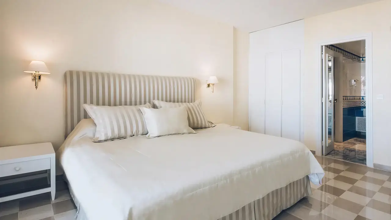 Jasna sypialnia z dużym łóżkiem w Iberostar Selection Kantaoui Bay