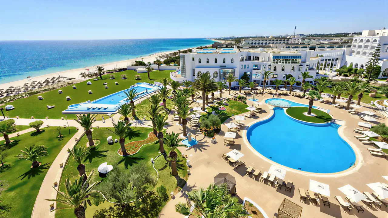 Widok na kompleks hotelowy Iberostar Selection Kantaoui Bay z basenami