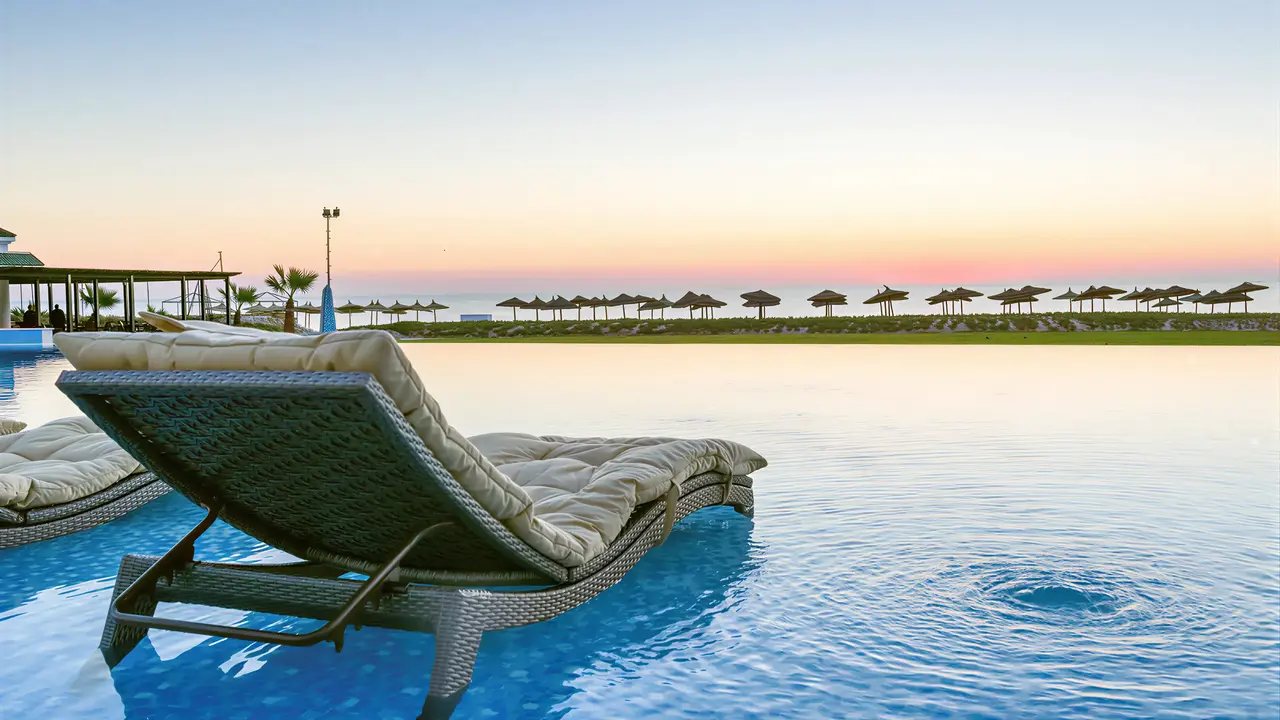 Leżak w basenie w hotelu Iberostar Selection Kantaoui Bay