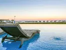 Leżak w basenie w hotelu Iberostar Selection Kantaoui Bay
