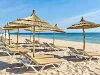 Leżaki i parasole na plaży w Iberostar Selection Kantaoui Bay
