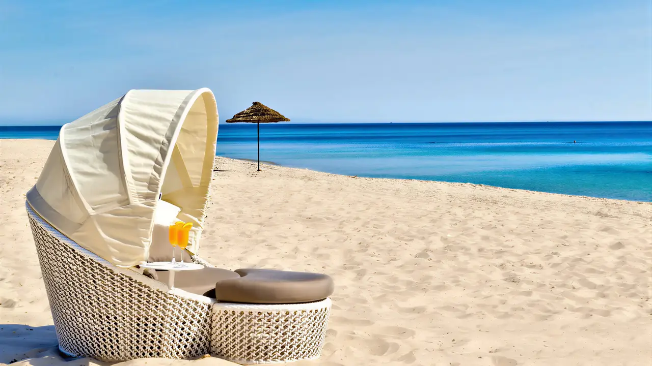 Leżak na plaży w Iberostar Selection Kantaoui Bay