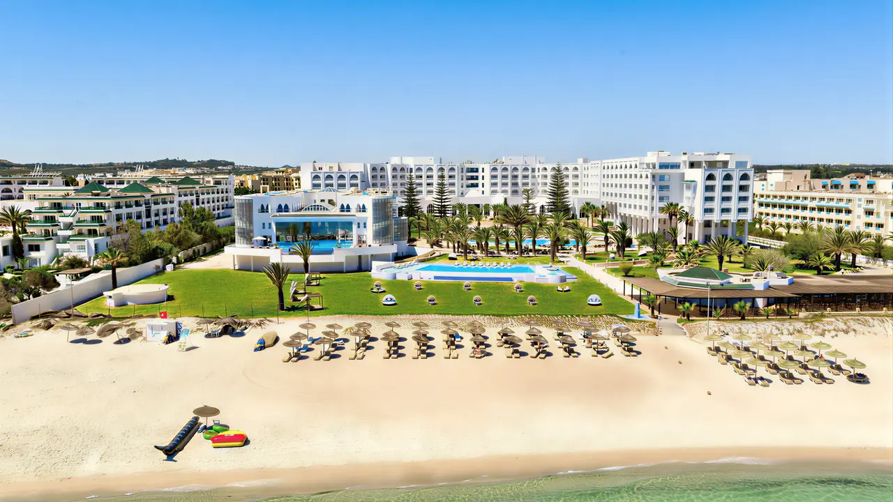 Widok na kompleks Iberostar Selection Kantaoui Bay z plażą