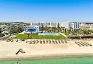 Widok na kompleks Iberostar Selection Kantaoui Bay z plażą