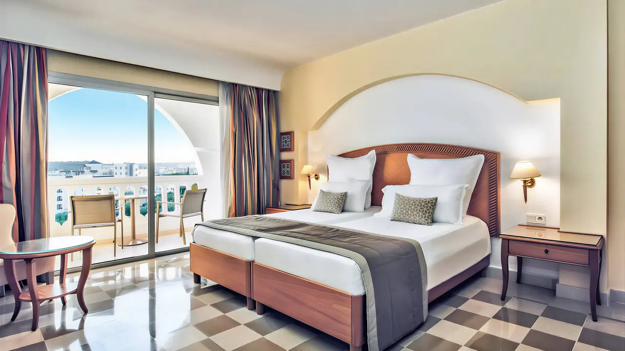 Sypialnia z łóżkami w Iberostar Selection Kantaoui Bay