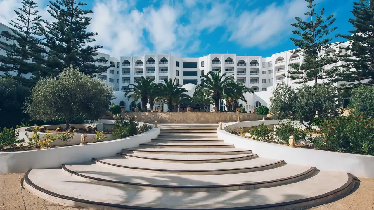 Elewacja budynku i wejście do Iberostar Selection Kantaoui Bay