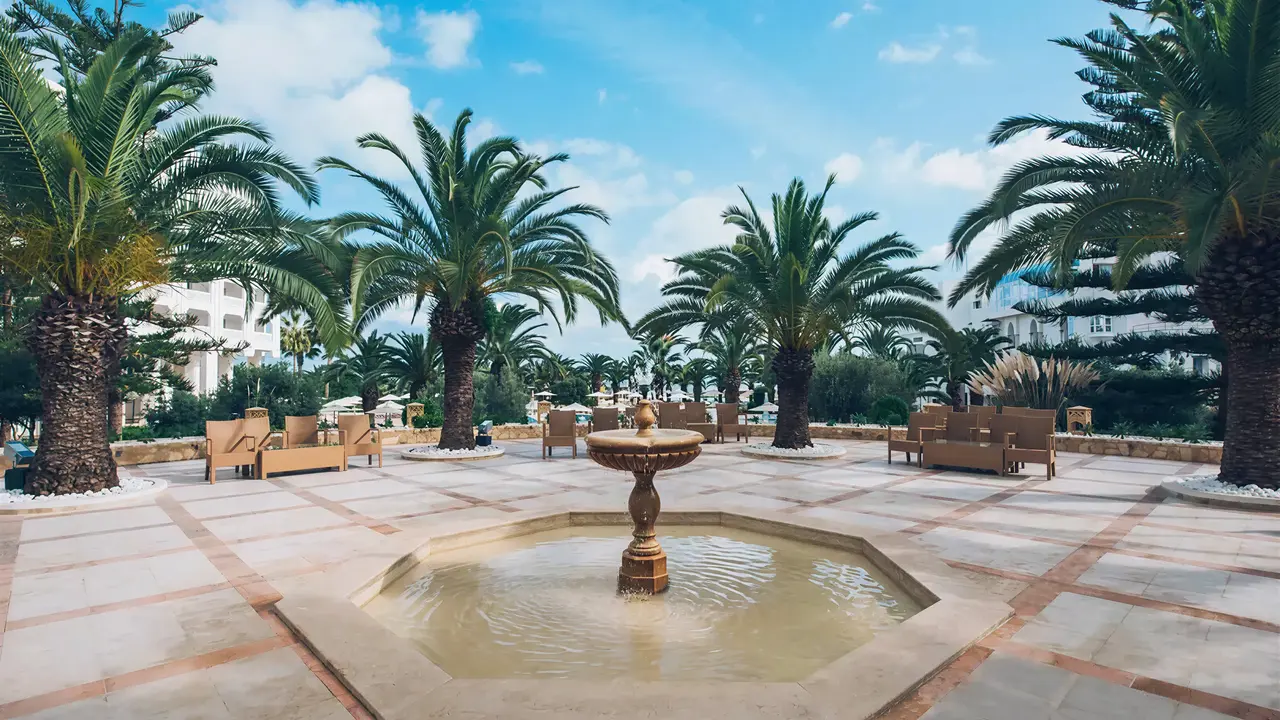 Dziedziniec z fontanną i palmami w Iberostar Selection Kantaoui Bay