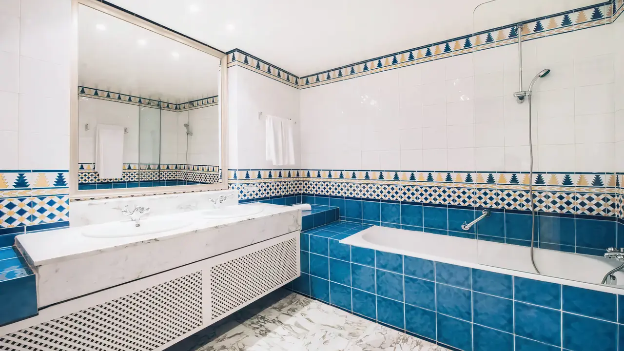 Łazienka w hotelu Iberostar Selection Kantaoui Bay z niebieskimi kafelkami