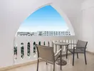 Balkon w Iberostar Selection Kantaoui Bay z widokiem na budynki