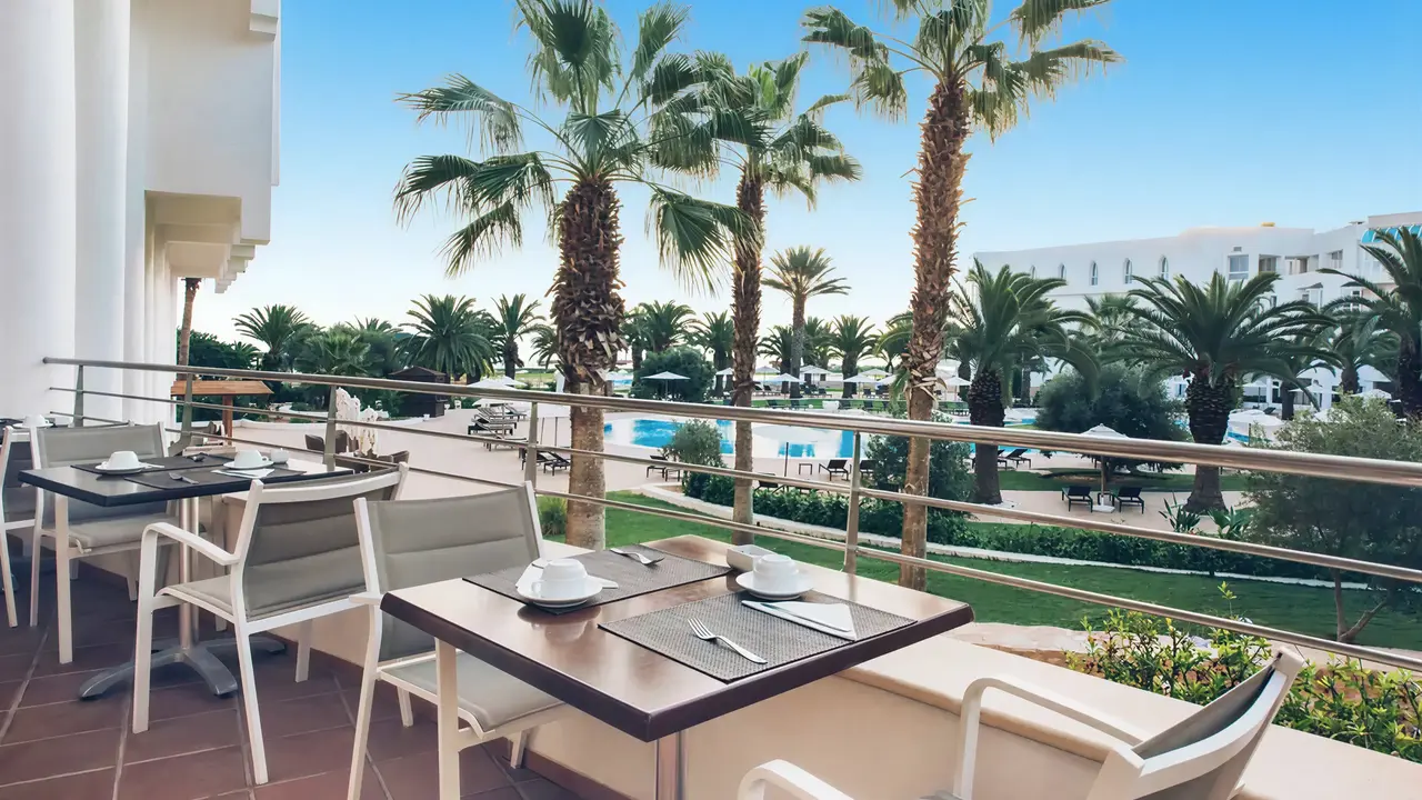 Stolik restauracyjny na tarasie w Iberostar Selection Kantaoui Bay