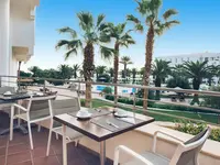 Stolik restauracyjny na tarasie w Iberostar Selection Kantaoui Bay
