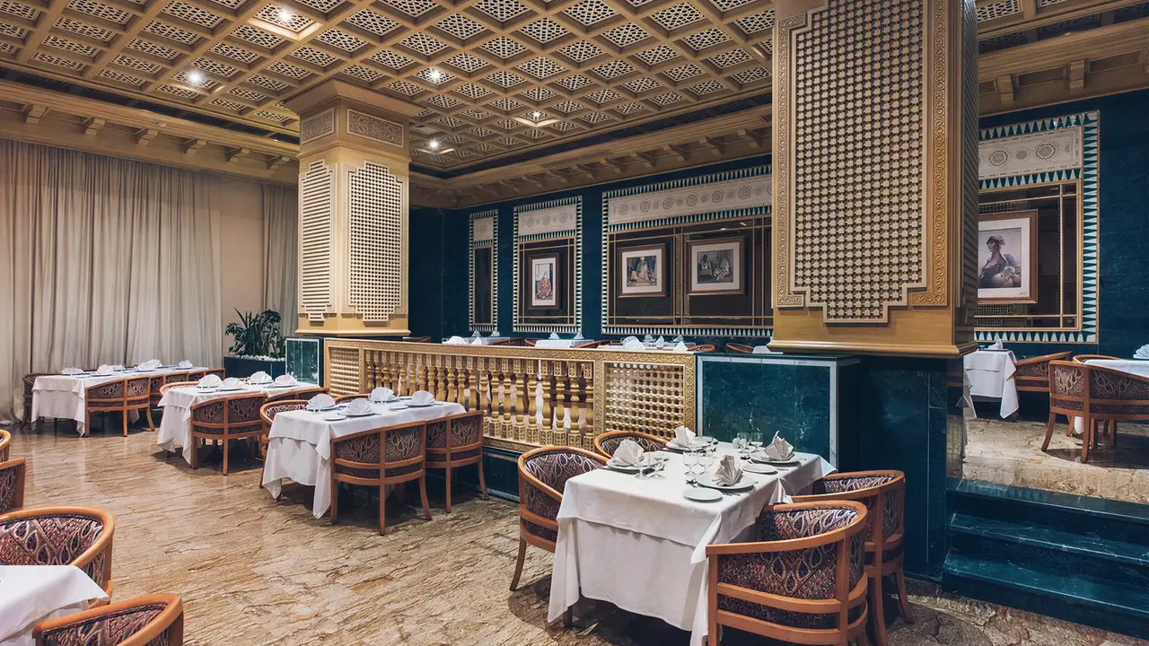Elegancka restauracja w Iberostar Selection Kantaoui Bay z nakrytymi stołami
