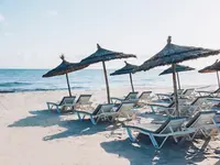 Leżaki i parasole na plaży Iberostar Selection Kantaoui Bay