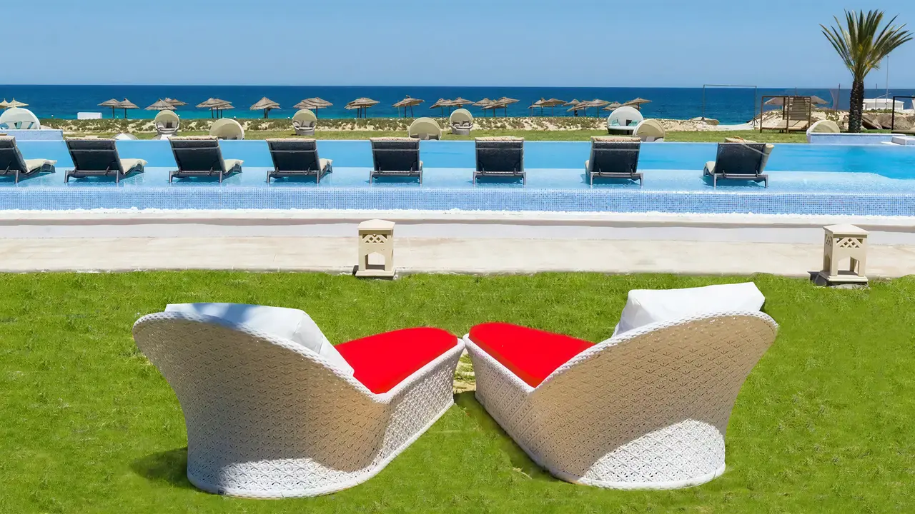 Basen i leżaki w Iberostar Selection Kantaoui Bay