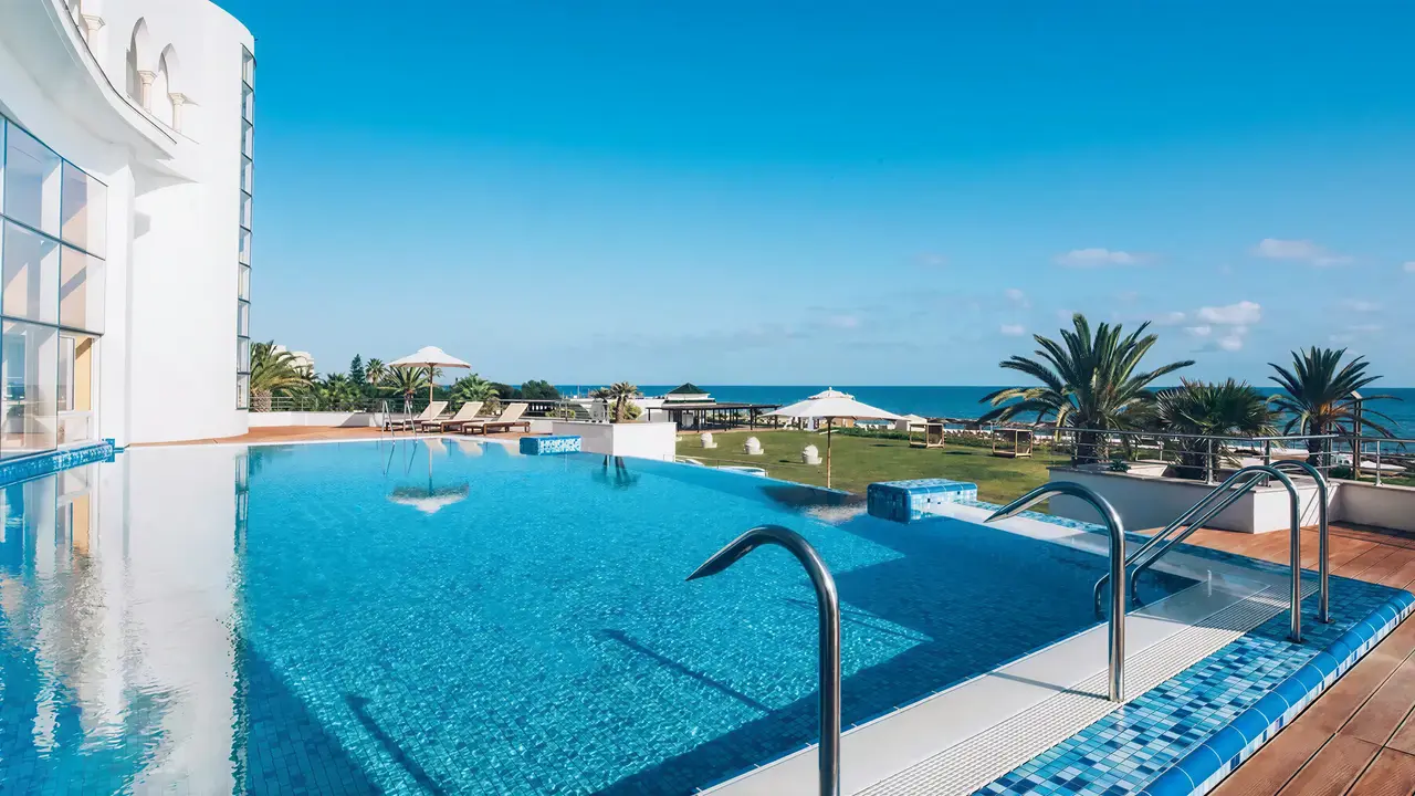 Basen zewnętrzny z widokiem na morze Iberostar Selection Kantaoui Bay