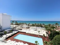 Widok na kompleks Iberostar Waves Bahia de Palma (ex Royal Cupido) z basenem i plażą
