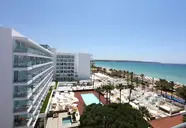 Widok na kompleks Iberostar Waves Bahia de Palma (ex Royal Cupido) z basenem i plażą