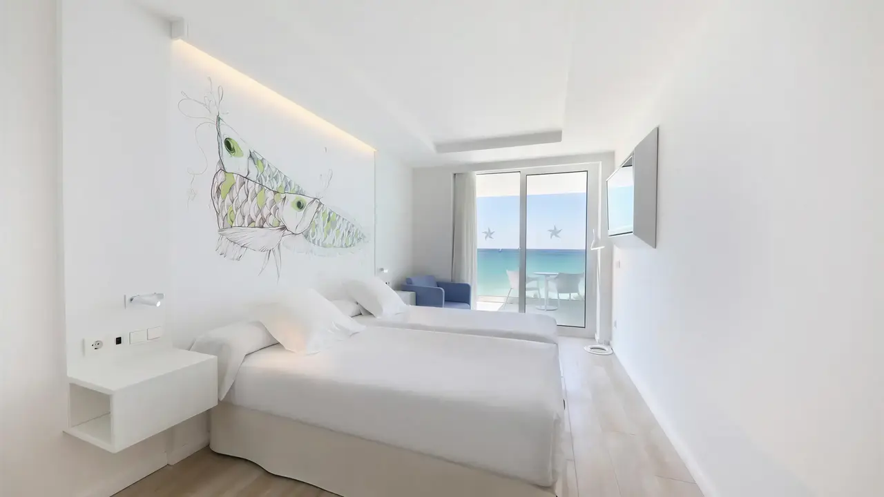 Nowoczesny pokój z łóżkami w Iberostar Waves Bahia de Palma (ex Royal Cupido)