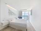 Nowoczesny pokój z łóżkami w Iberostar Waves Bahia de Palma (ex Royal Cupido)