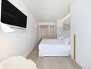 Nowoczesny jasny pokój z łóżkiem w Iberostar Waves Bahia de Palma (ex Royal Cupido)