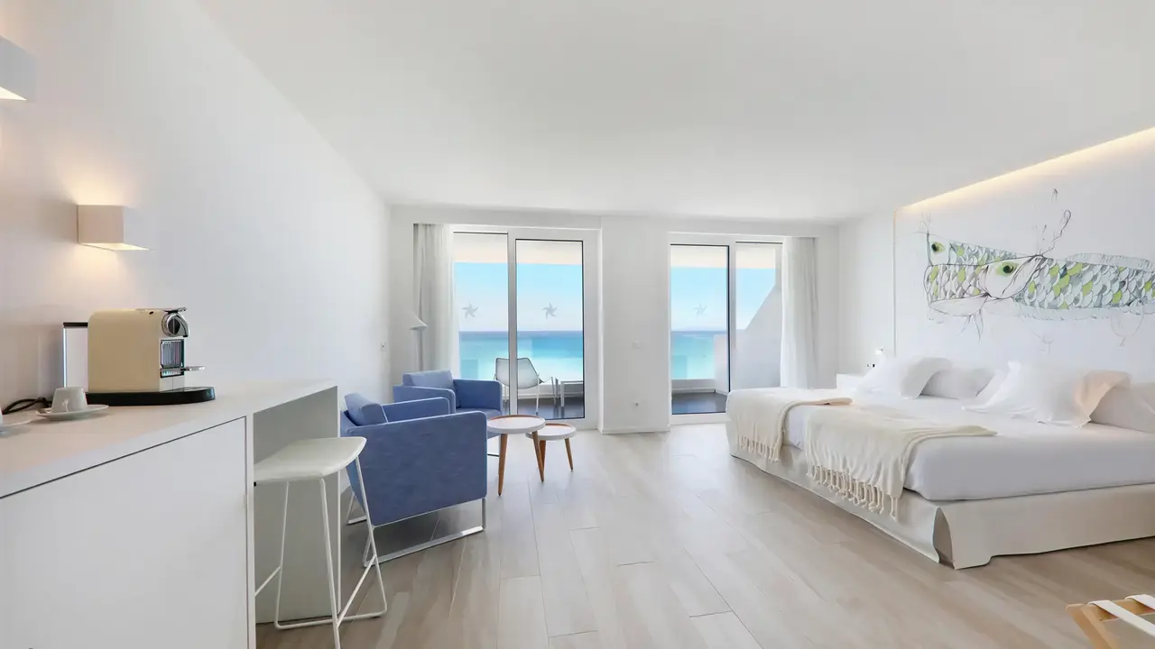 Nowoczesny pokój z widokiem w Iberostar Waves Bahia de Palma (ex Royal Cupido)