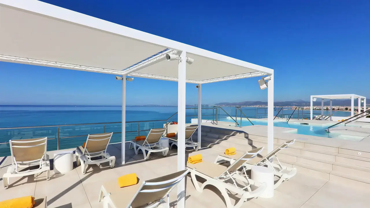 Leżaki przy basenie w Iberostar Waves Bahia de Palma (ex Royal Cupido)